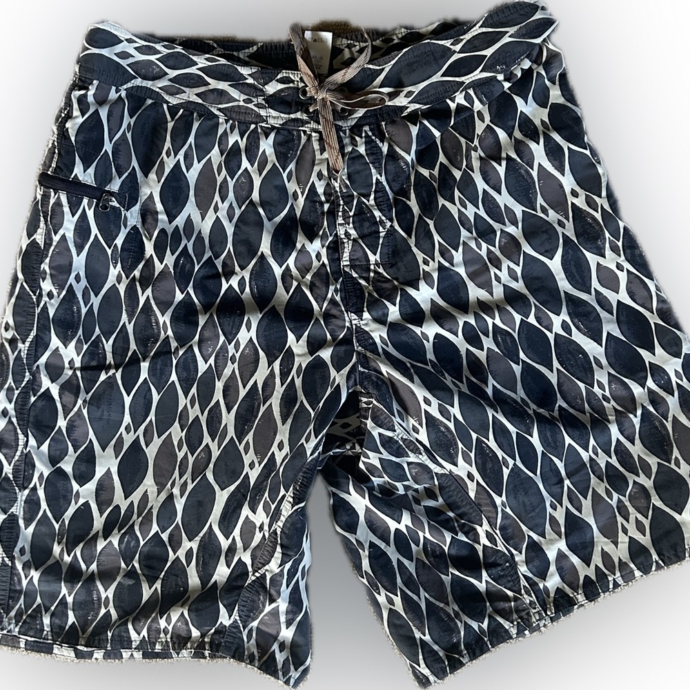 Patagonia Wavefarer Board Shorts-Camo-Brown Leaves Pattern-size 33